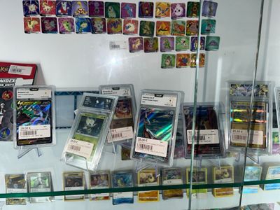 Lot de cartes POKEMON contenues dans deux vitrines - Photo 1