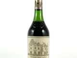 une bouteille de vin posée sur une table