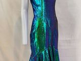 une robe de sirène bleue et verte, à col haut et à jupe à volants