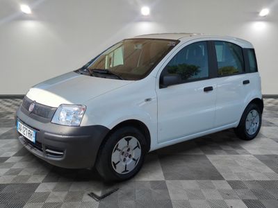 la photo d'une petite voiture blanche garée dans un garage
