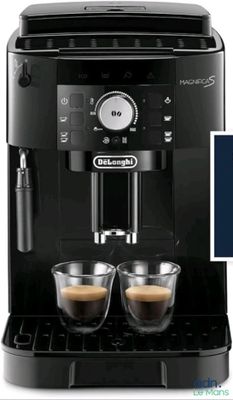 un gros plan sur deux tasses de café devant une machine à café