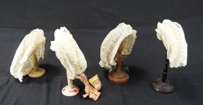 trois bananes posées sur une table