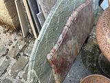 une chaise et un bol placés l'un à côté de l'autre