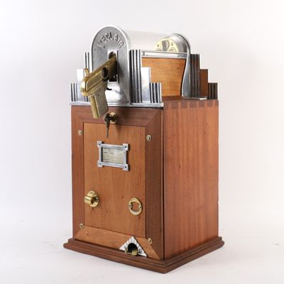 une boîte en bois contenant tout un tas d'objets