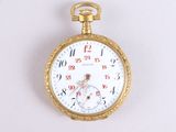 une montre de poche en or sur une surface blanche