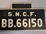 un panneau en noir et blanc sur lequel est inscrit « SNCF BB 66150 »