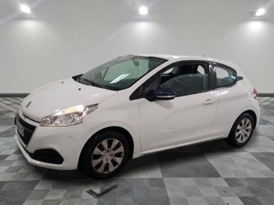 la photo d'une voiture blanche garée dans un garage