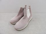 des bottines roses à talons, avec des semelles blanches, posées sur une surface blanche