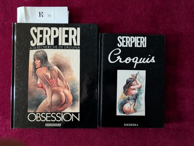 deux livres posés sur une table