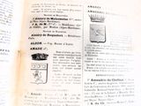 un livre ouvert sur lequel figure l'image d'une couronne