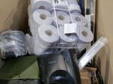 de nombreux rouleaux de papier toilette rangés dans une boîte