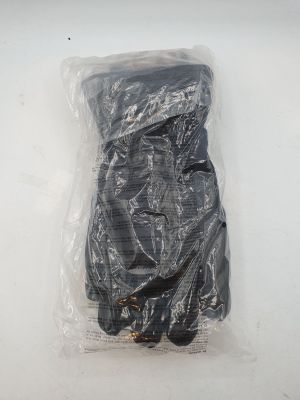 un sac en plastique contenant une paire de chaussures