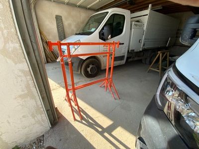 un camion blanc garé dans un garage à côté d'un camion blanc