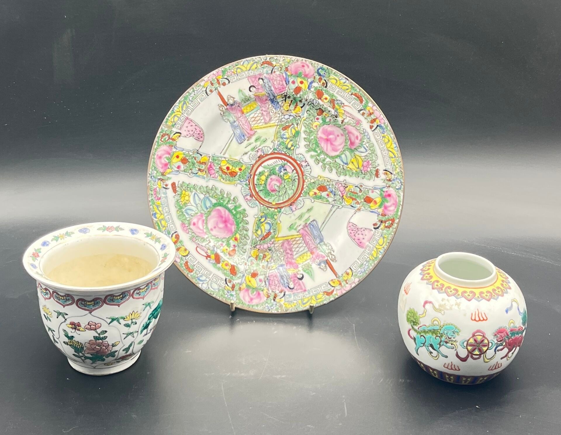 CHINE CANTON Ensemble d'une assiette et de deux vases en porcelaine à décor polychrome. D 26 cm ( assiette) H 10 et 9...
