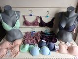 deux mannequins portant des soutiens-gorge, exposés dans un magasin