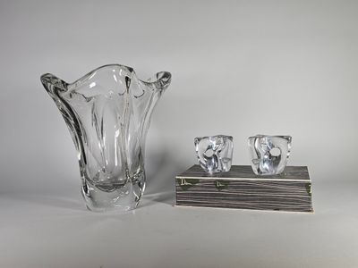 un vase et deux verres posés sur un livre