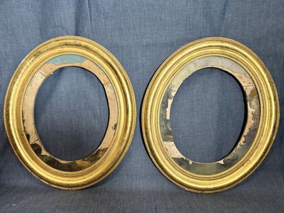 paire de cadres de miroir ovales anciens dorés, aux bords biseautés