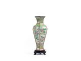 une image représentant un vase posé sur un socle, sur fond blanc