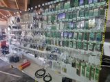 un vaste choix de composants électroniques dans un magasin