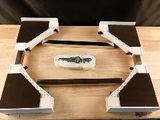 une table en bois accompagnée de deux tabourets noirs et blancs