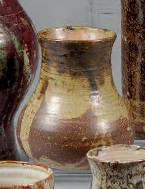de nombreux types de vases différents posés sur une table