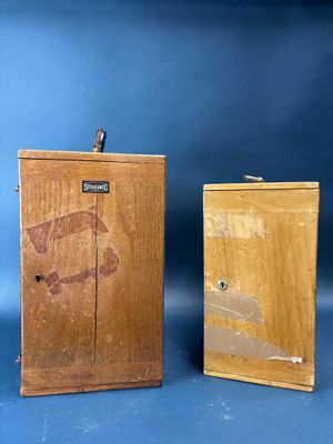 deux petites boîtes en bois ornées d'images, posées l'une à côté de l'autre