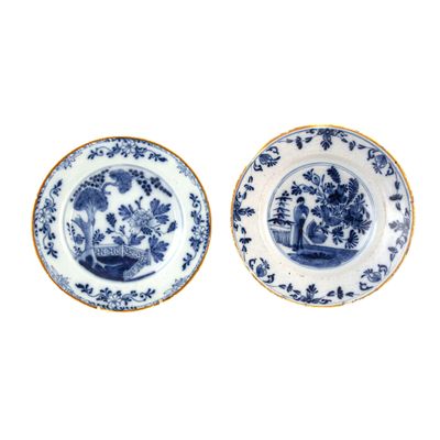 deux assiettes bleues et blanches ornées de fleurs, posées l'une à côté de l'autre