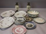 de nombreuses assiettes et vases posés sur une table