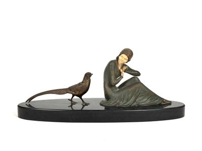 statue d'une femme assise sur un banc, avec un faisan à ses côtés