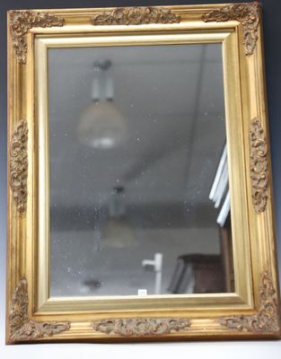un miroir posé sur une table