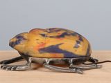 une petite tortue en jouet posée sur une table