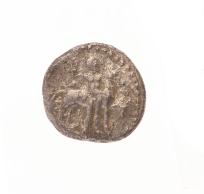 gros plan d'une pièce de monnaie sur une surface blanche avec un fond blanc