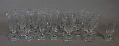 PARTIE DE SERVICE en cristal. Elle comprend :