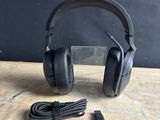 une photo représentant un casque audio posé sur une table en bois