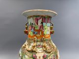 un vase avec un tableau posé sur une table