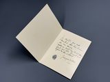 une lettre manuscrite sur une feuille de papier pliée, portant une empreinte digitale