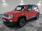 La jeep rouge est garée dans une grande pièce au sol carrelé en damier.