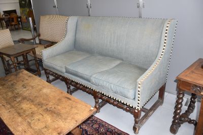 Canapé en noyer. Garniture en tissu bleu gris.