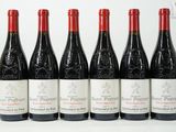 six bouteilles de vin rouge alignées sur une surface blanche