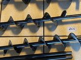 les nombreux types d'outils qui se trouvent sur la table