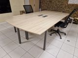 une table sur laquelle se trouvent une chaise et un ordinateur portable