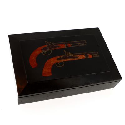 BOITE En bois laqué, à décor en marqueterie de deux pistolet… - Photo 1