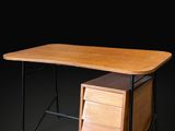 l'image d'un bureau en bois avec un tiroir en dessous