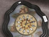 une horloge posée par terre dans la pièce