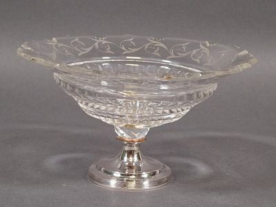 Coupe en cristal sur piédouche en argent 800 millièmes.