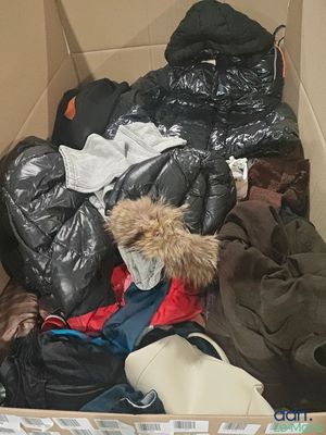une boîte en carton remplie de vêtements et d'autres objets