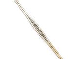 un bracelet en or et en argent serti de diamants sur fond blanc