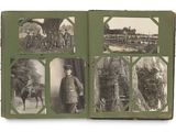 une vieille photo d'un livre contenant des images de personnes et d'animaux