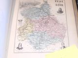 un livre sur lequel figure une carte de la France