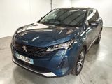 un SUV bleu garé dans un garage aux murs blancs